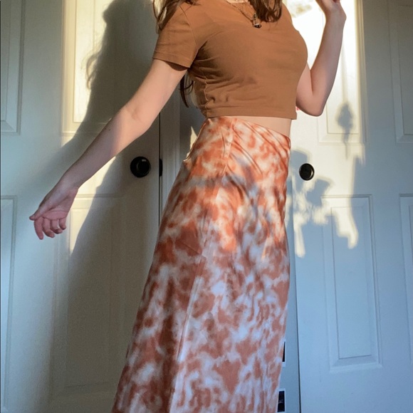 Orange and white satin maxi skirt! Very good condition, and slimmer fit. - Picture 6 of 8
